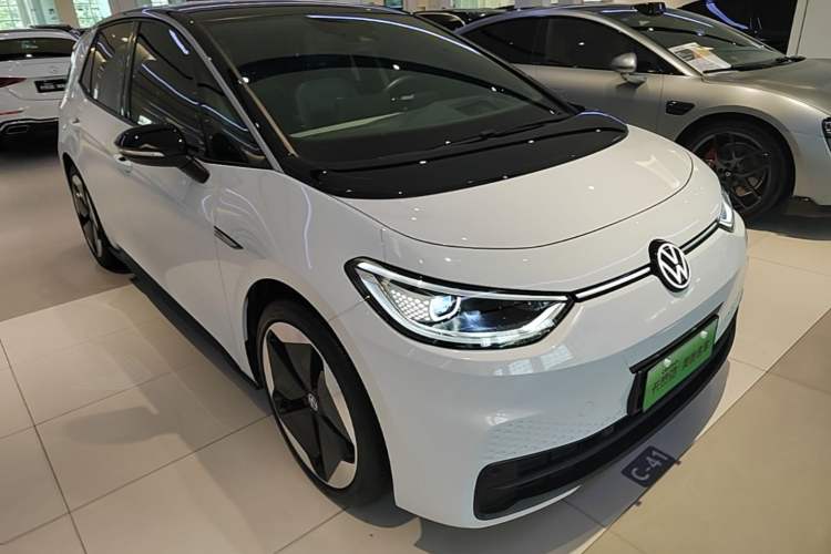 Used Volkswagen ID.3 2021 Pro Smart Edition Front Right 45 Deg