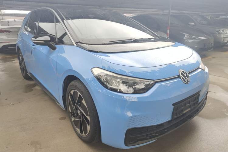 Used Volkswagen ID.3 2024 Outstanding Edition Front Right 45 Deg