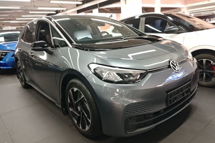Used Volkswagen ID.3 2024 Outstanding Edition Front Right 45 Deg