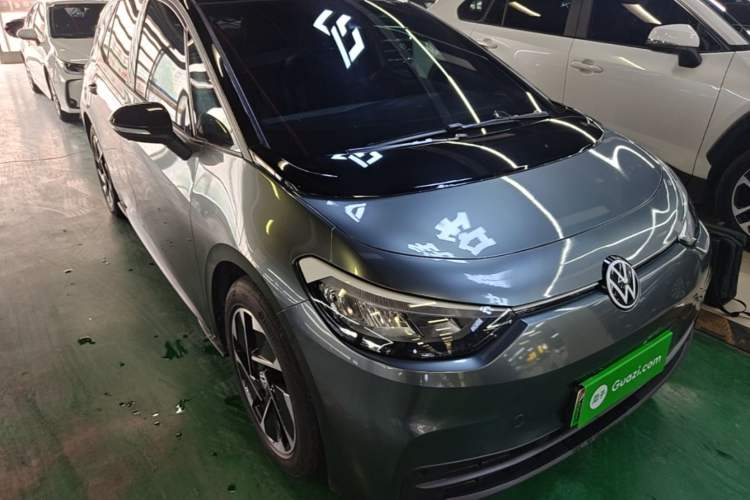Used Volkswagen ID.3 2024 Outstanding Edition Front Right 45 Deg