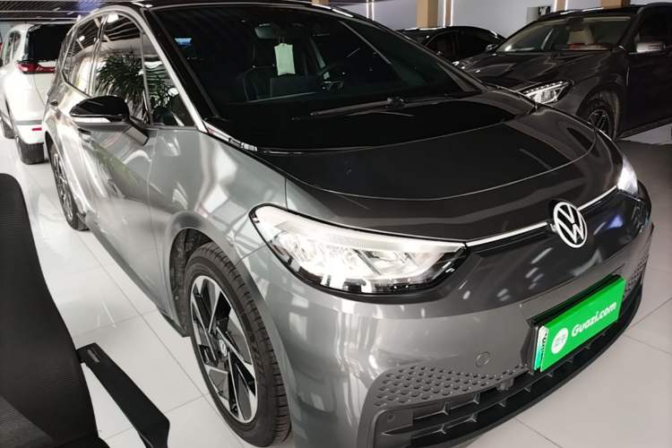 Used Volkswagen ID.3 2024 Outstanding Edition Front Right 45 Deg
