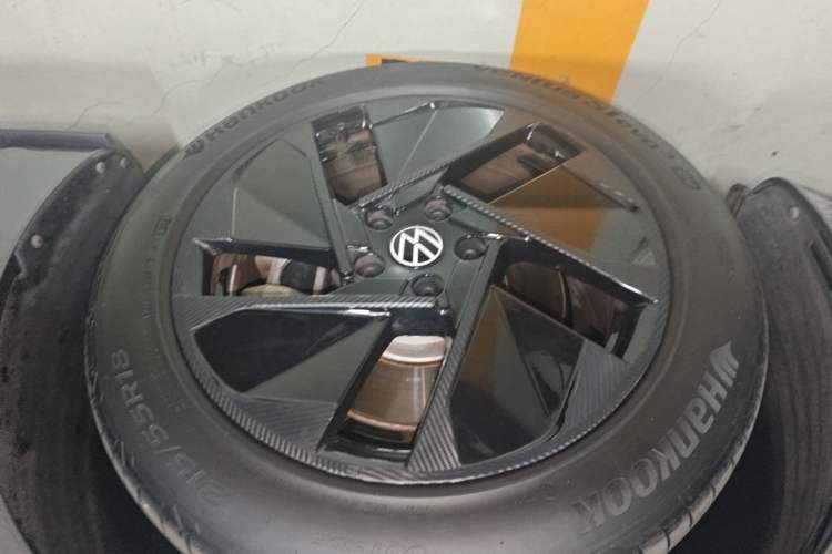 Used Volkswagen ID.3 2024 Outstanding Edition Left Front Wheel Hub