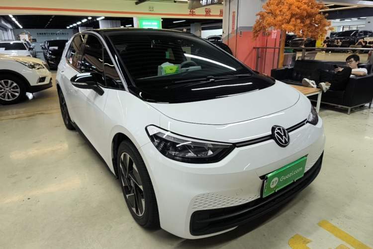 Used Volkswagen ID.3 2024 Outstanding Edition Front Right 45 Deg