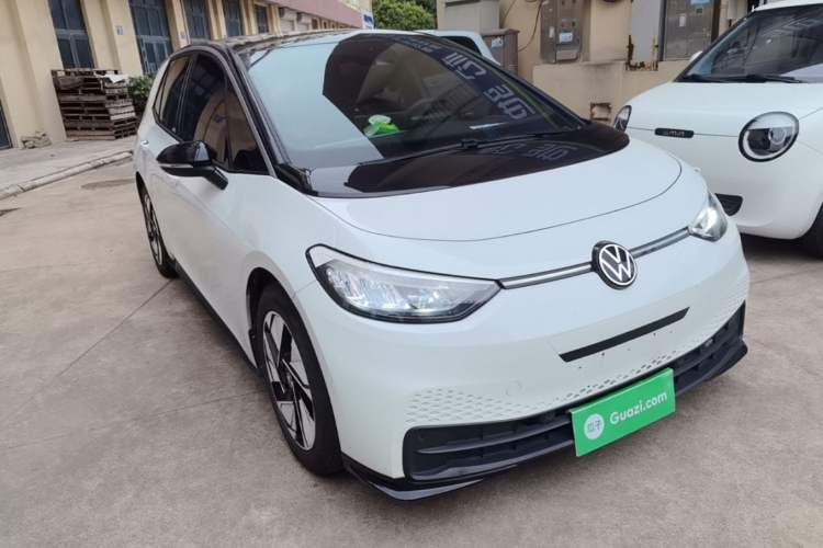 Used Volkswagen ID.3 2024 Outstanding Edition Front Right 45 Deg