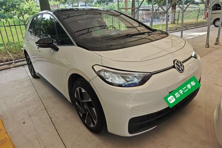 Used Volkswagen ID.3 2024 Outstanding Edition Front Right 45 Deg