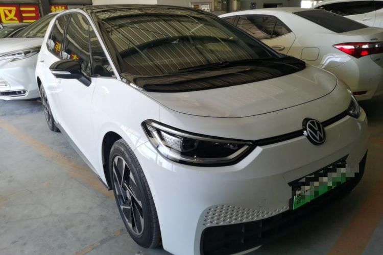 Used Volkswagen ID.3 2024 Outstanding Edition Front Right 45 Deg