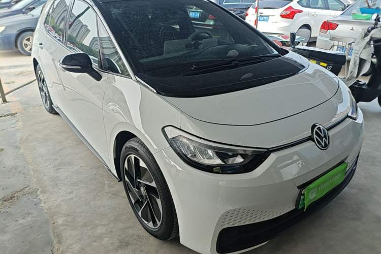 Used Volkswagen ID.3 2024 Outstanding Edition Front Right 45 Deg