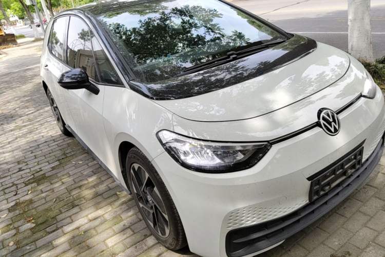 Used Volkswagen ID.3 2024 Outstanding Edition Front Right 45 Deg