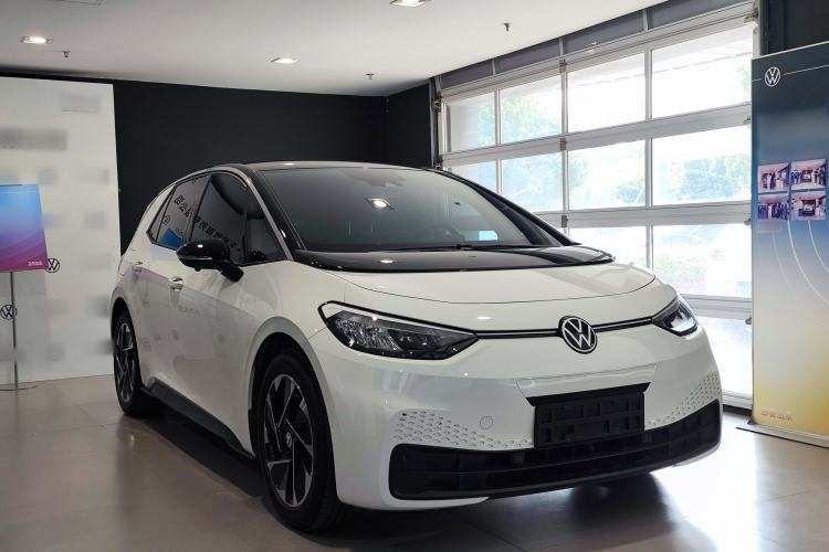 Used Volkswagen ID.3 2024 Pure & Smart Edition Front Right 45 Deg