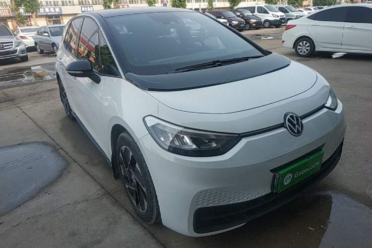 Used Volkswagen ID.3 2024 Outstanding Edition Front Right 45 Deg