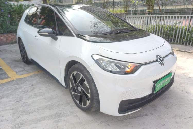 Used Volkswagen ID.3 2024 Outstanding Edition Front Right 45 Deg