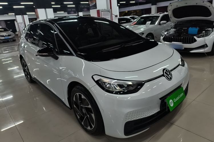 Used Volkswagen ID.3 2024 Outstanding Edition Front Right 45 Deg
