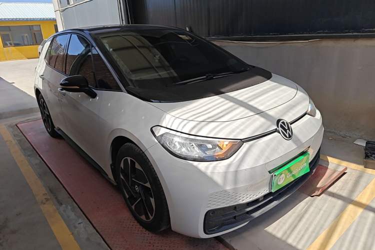 Used Volkswagen ID.3 2024 Pure & Smart Edition Front Right 45 Deg