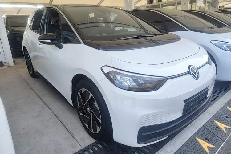 Used Volkswagen ID.3 2024 Outstanding Edition Front Right 45 Deg