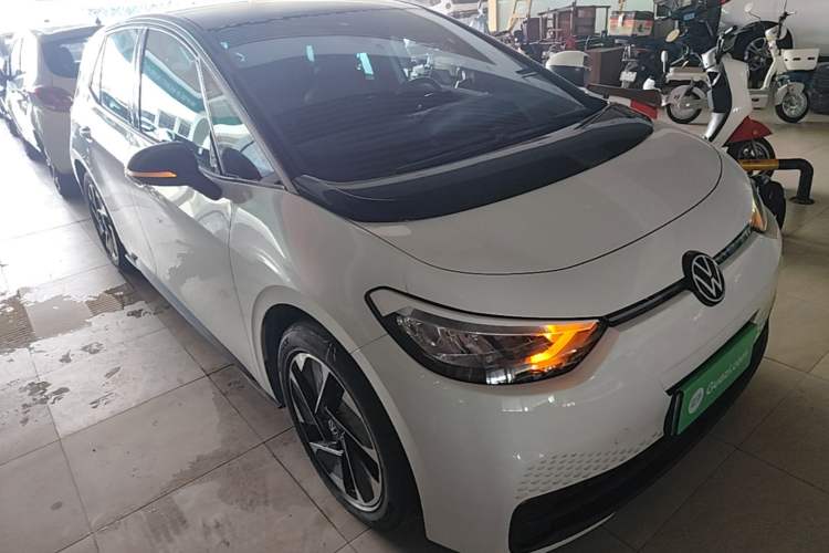 Used Volkswagen ID.3 2024 Outstanding Edition Front Right 45 Deg