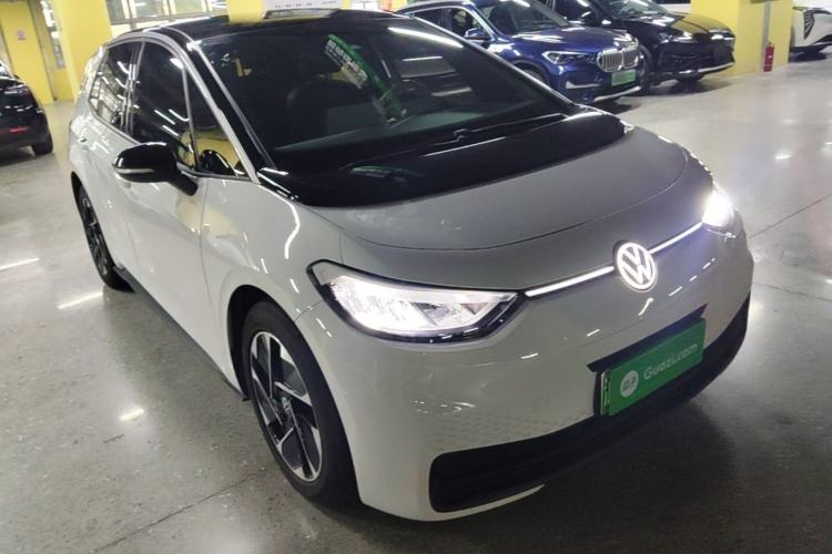 Used Volkswagen ID.3 2024 Outstanding Edition Front Right 45 Deg