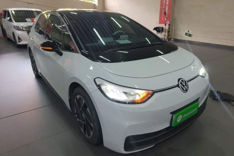 Used Volkswagen ID.3 2024 Outstanding Edition Front Right 45 Deg