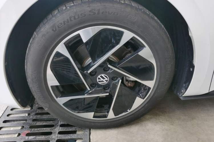 Used Volkswagen ID.3 2024 Outstanding Edition Left Front Wheel Hub