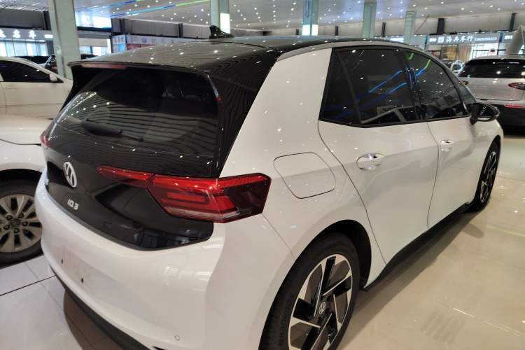 Used Volkswagen ID.3 2024 Pure & Smart Edition Rear Right 45 Deg