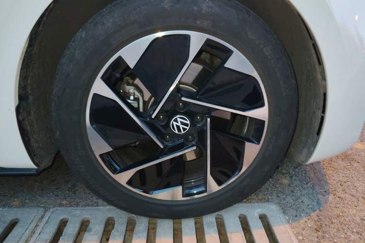 Used Volkswagen ID.3 2024 Outstanding Edition Right Front Wheel Hub