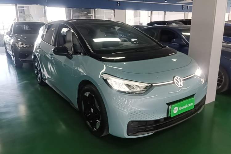 Used Volkswagen ID.3 2025 Revised Version Smart Edition Outstanding Grade Front Right 45 Deg