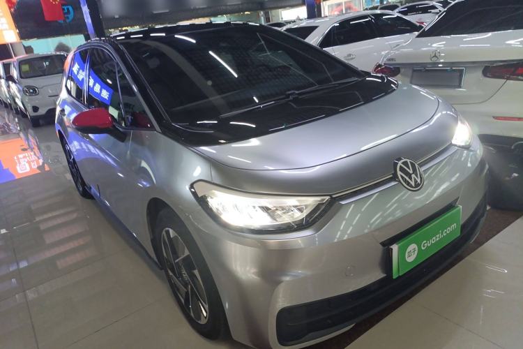 Used Volkswagen ID.3 2025 Smart Edition Outstanding Model Front Right 45 Deg