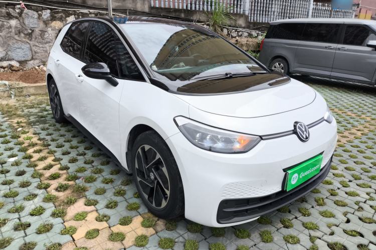 Used Volkswagen ID.3 2025 Smart Edition Outstanding Model Front Right 45 Deg