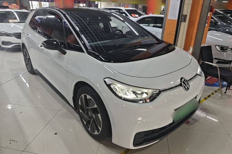 Used Volkswagen ID.3 2025 Smart Edition Outstanding Model Front Right 45 Deg