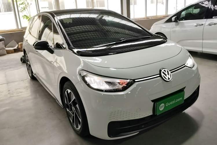 Used Volkswagen ID.3 2025 Smart Edition Outstanding Model Front Right 45 Deg
