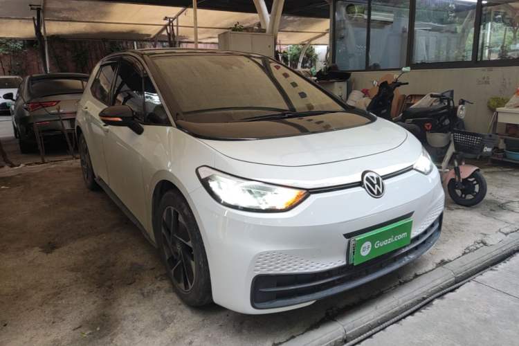 Used Volkswagen ID.3 2025 Smart Edition Outstanding Model Front Right 45 Deg
