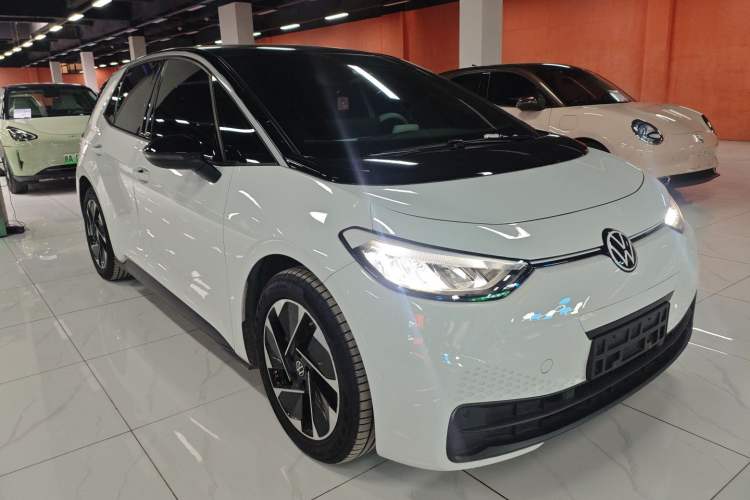 Used Volkswagen ID.3 2025 Smart Model Outstanding Oxygen Edition Front Right 45 Deg