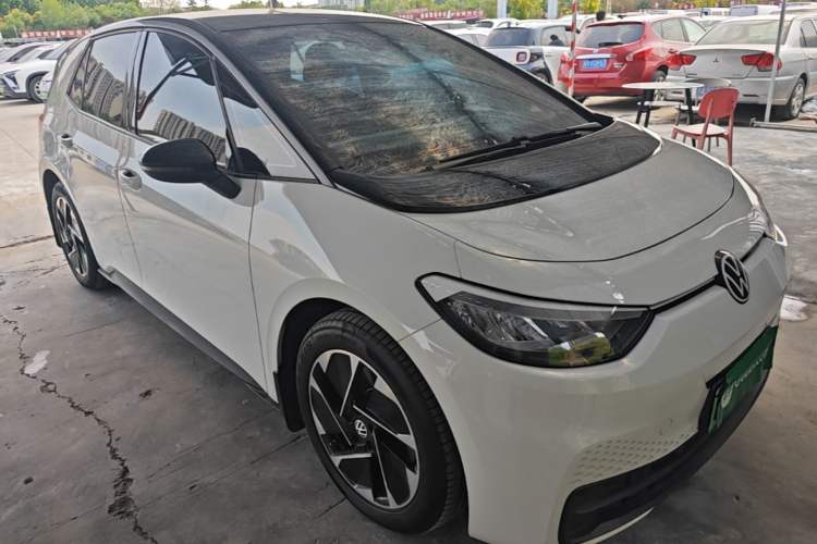 Used Volkswagen ID.3 2025 Smart Edition Outstanding Model Front Right 45 Deg