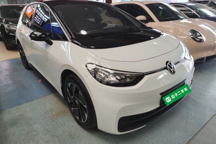 Used Volkswagen ID.3 2025 Smart Edition Outstanding Model Front Right 45 Deg