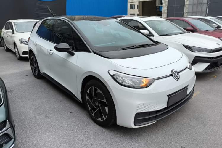 Used Volkswagen ID.3 2025 Smart Edition Outstanding Model Front Right 45 Deg