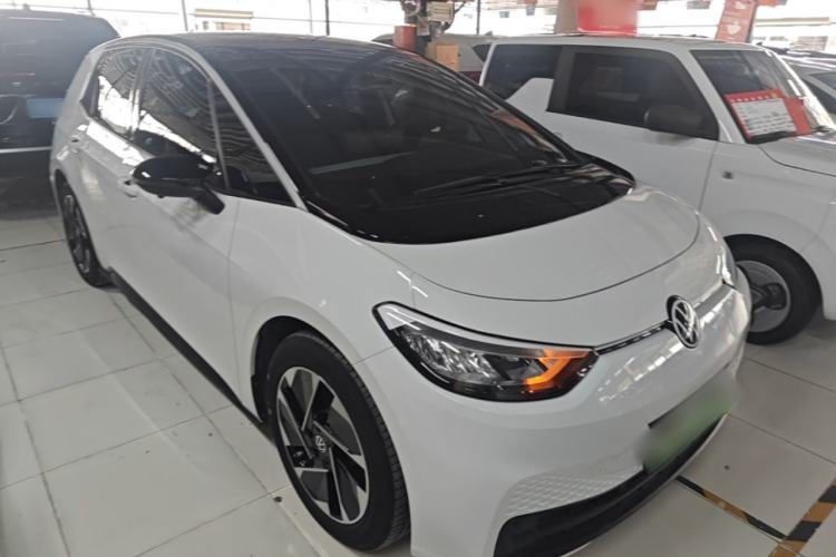 Used Volkswagen ID.3 2025 Smart Model Outstanding Oxygen Edition Front Right 45 Deg