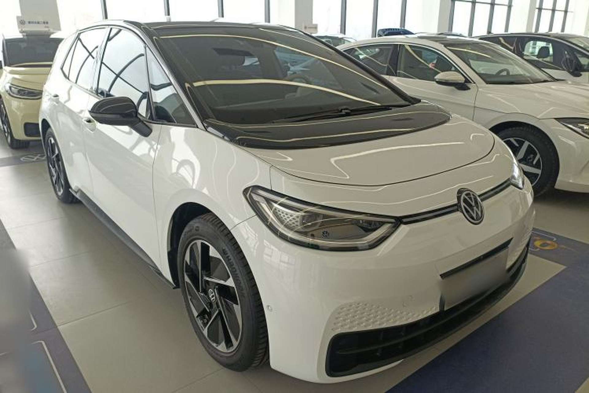 Used Volkswagen ID.3 2025 Smart Edition Ultra-Intelligent Oxygen Version Front Right 45 Deg
