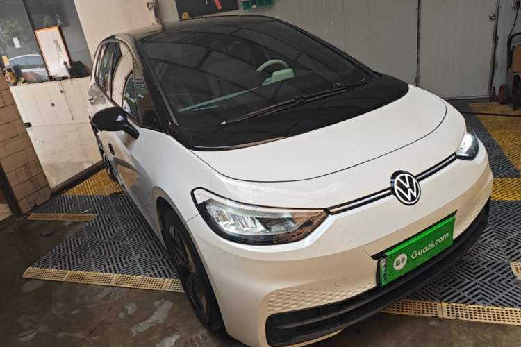 Used Volkswagen ID.3 2025 Revised Version Smart Edition Outstanding Grade Front Right 45 Deg