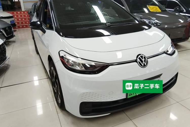 Used Volkswagen ID.3 2025 Smart Edition Outstanding Model Front Right 45 Deg