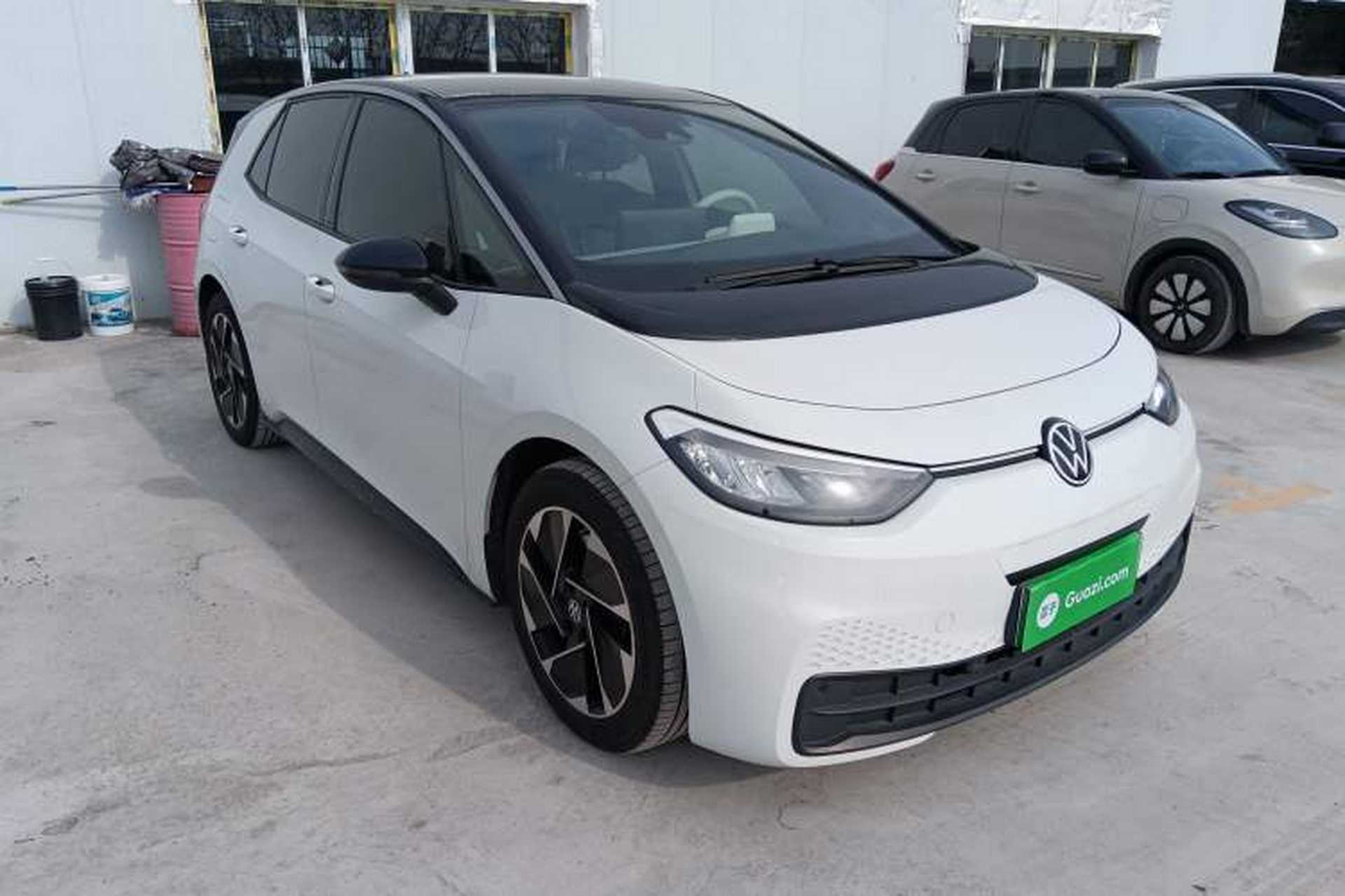 Used Volkswagen ID.3 2025 Smart Model Outstanding Oxygen Edition Front Right 45 Deg