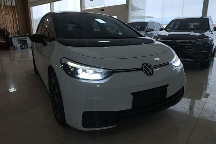 Used Volkswagen ID.3 2025 Smart Edition Outstanding Model Front Right 45 Deg