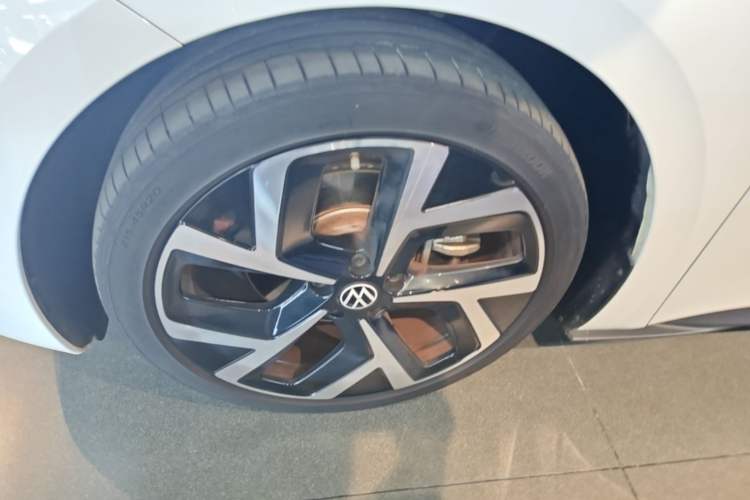 Used Volkswagen ID.3 2025 Smart Edition Outstanding Model Left Front Wheel Hub