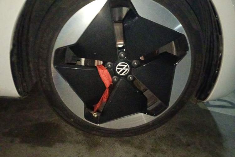 Used Volkswagen ID.3 2025 Smart Model Outstanding Oxygen Edition Right Front Wheel Hub