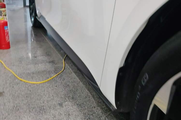 Used Volkswagen ID.3 2025 Smart Model Outstanding Oxygen Edition Right Side Sill