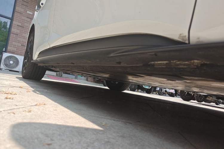 Used Volkswagen ID.3 2025 Smart Model Outstanding Oxygen Edition Right Side Sill