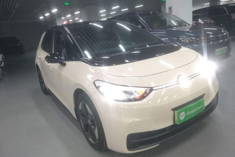 Used Volkswagen ID.3 2025 Smart Edition Outstanding Model Front Right 45 Deg