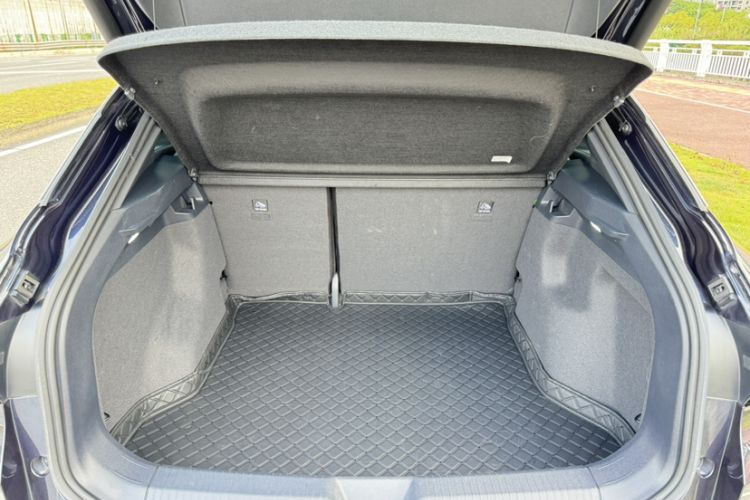 Used Volkswagen ID.4 CROZZ 2024 PURE+ model Interior 5
