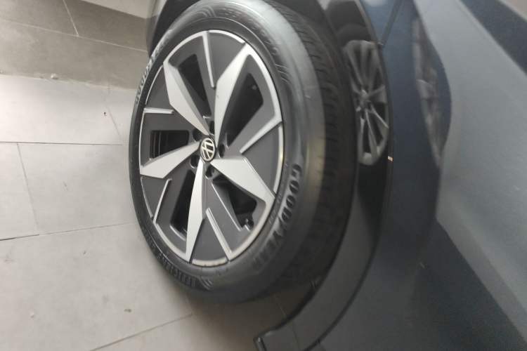 Used Volkswagen ID.4 CROZZ 2021 Long-Range PRO Two-Wheel Drive Version Right Rear Wheel Hub
