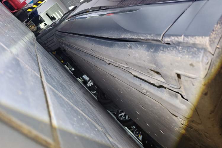 Used Volkswagen ID.4 CROZZ 2021 Long-Range Lite PRO Two-Wheel Drive Version Right Side Sill