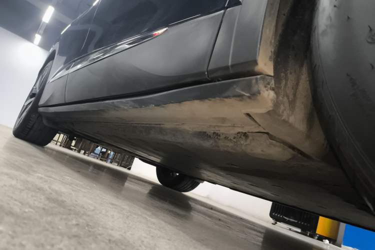 Used Volkswagen ID.4 CROZZ 2021 Long-Range Lite PRO Two-Wheel Drive Version Right Side Sill