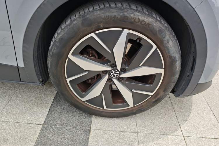 Used Volkswagen ID.4 CROZZ 2021 Long-Range Lite PRO Two-Wheel Drive Version Right Front Wheel Hub